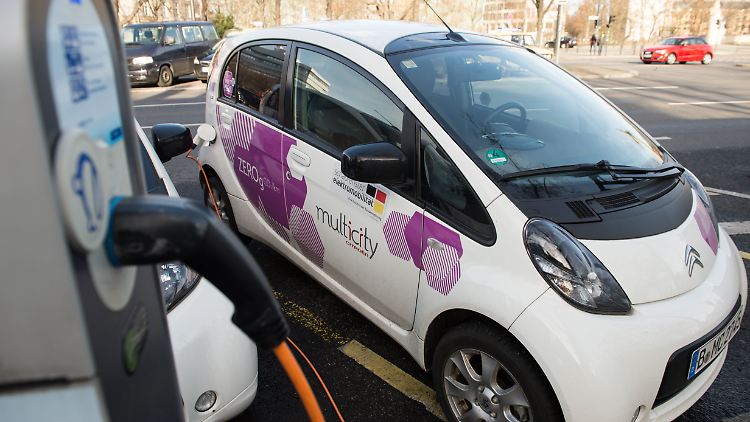 Bis 2020 sollen eine Million Elektroautos auf deutschen Straßen unterwegs sein. 