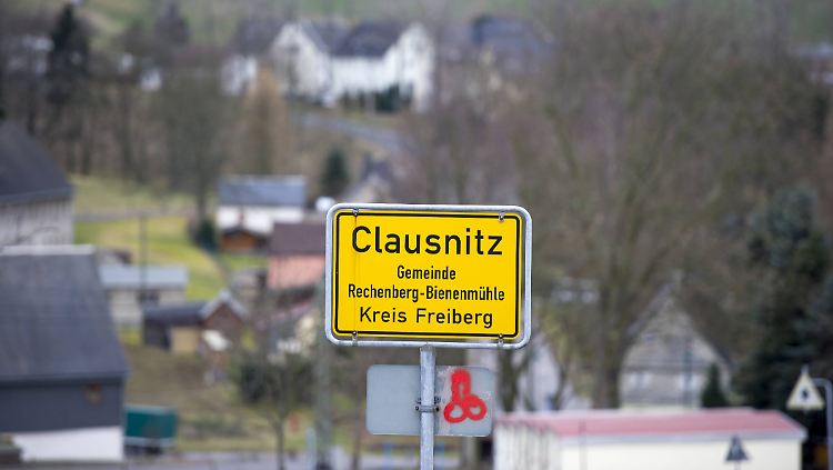 Sachsens Ministerpräsident Tillich sagt, sein Bundesland habe "ein Problem mit Rechtsextremismus".