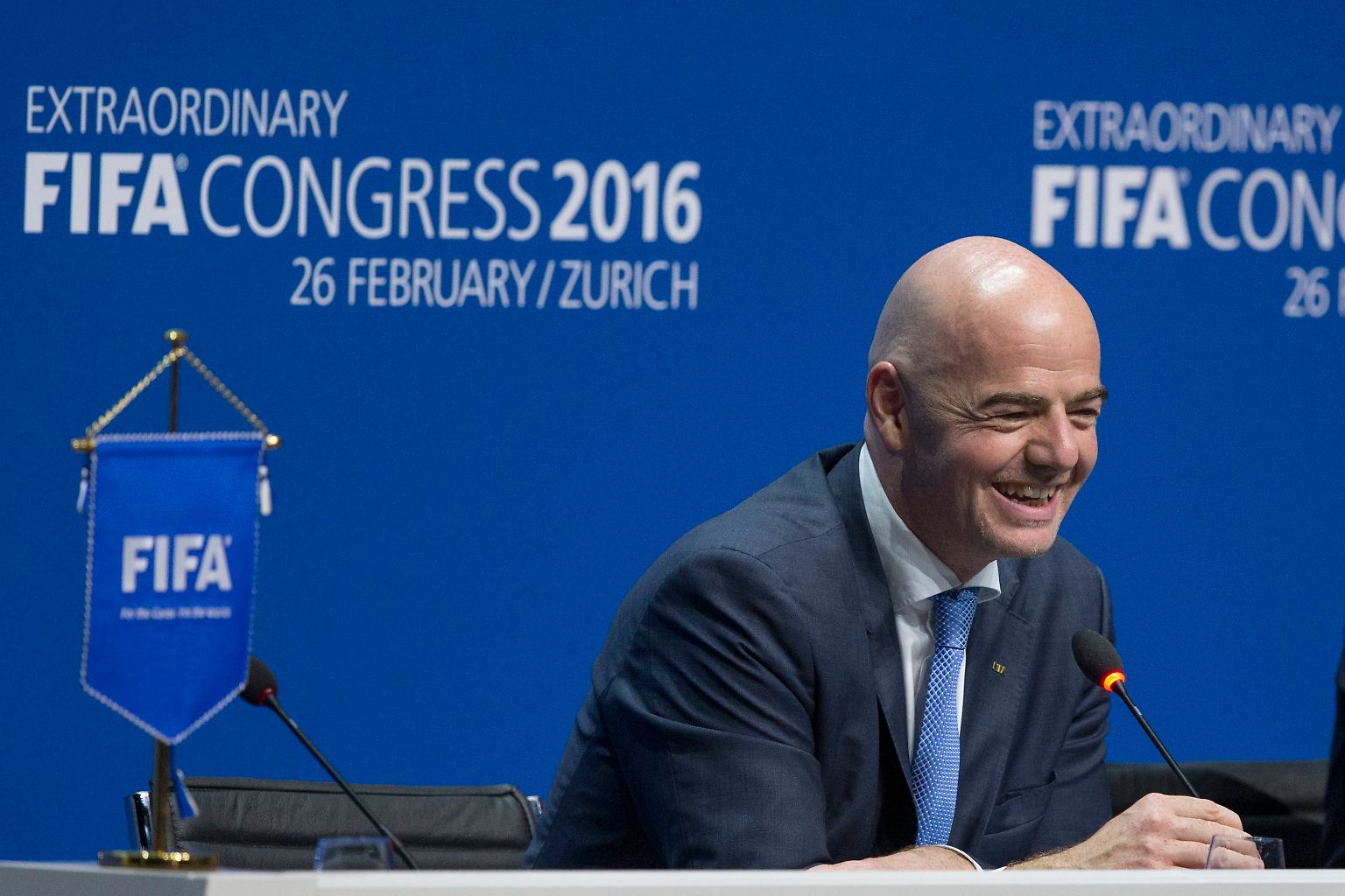 Und es ist wieder ein Schweizer: Mit 115 von 207 Stimmen kürt der Fifa-Kongress Gianni Infantino zum neuen Präsidenten des Fußball-Weltverbands - und somit zum Nachfolger Joseph S. Blatters.