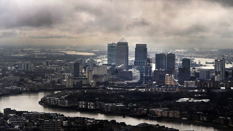 Dunkle Wolken über der Londoner City, dem Finanzzentrum Großbritanniens.