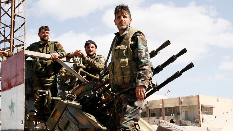 Halten sich bislang zurück: syrische Soldaten in der Nähe von Damaskus
