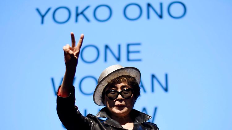 Yoko Ono vor der Eröffnung einer Ausstellung zu ihrem Leben.