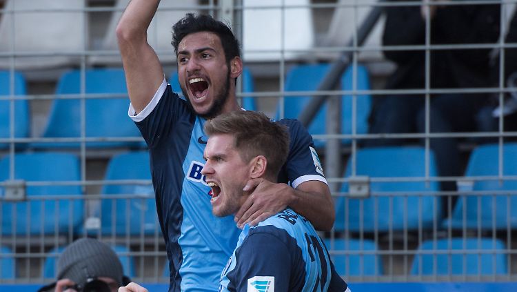 Bejubeln den knappen 3:2-Heimsieg der Bochum: Onur Bulut und Torjäger Simon Terodde.