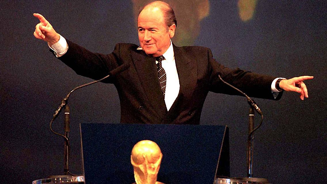 24 Jahre später wird Joseph S. Blatter 1998 in Paris, dem Gründungsort der Fifa, zum Verbandspräsidenten gekürt. Zuvor ist der Schweizer seit 1975 auf Betreiben von Adidas Entwicklungssekretär und seit 1981 Generalsekretär bei der Fifa gewesen.
