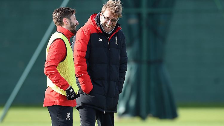 Liverpools Trainer Jürgen Klopp (hier mit Adam Lallana) ist vor dem ligapokal-Finale guter Dinge.