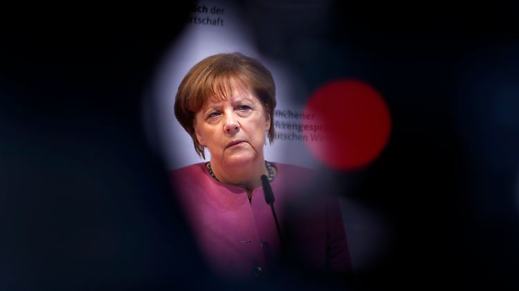 Kanzlerin Merkel schließt die Einführung von Obergrenzen für Deutschland bisher noch aus. Diese nennt sie inhuman und rechtswidrig.
