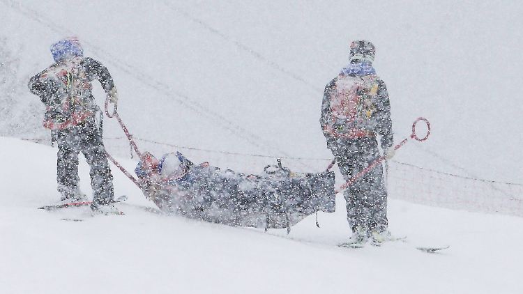 Mit dem Rettungsschlitten wurde Lindsey Vonn nach ihrem Sturz ins Tal gebracht.