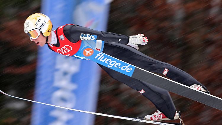 Der österreichische Skispringer Thomas Diethart ist beim Continental-Cup schwer gestürzt.