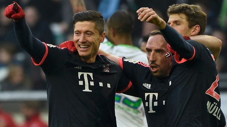 2:0 - Pflicht in Wolfsburg erfüllt. Da kann man schon jubeln, Robert Lewandowski und Franck Ribéry.