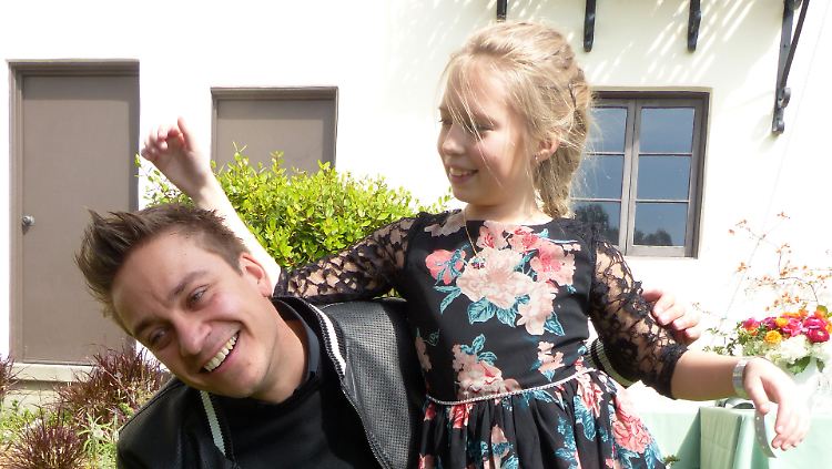 Der deutsche Regisseur Patrick Vollrath albert beim Empfang der deutschen Oscar-Anwärter in der Villa Aurora in Los Angeles (USA) mit seiner 10-jährigen Hauptdarstellerin Julia Pointer aus Wien rum.
