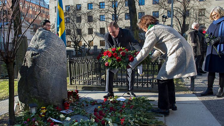 Ministerpräsident Stefan Löfven am Grab von Olof Palme. 
