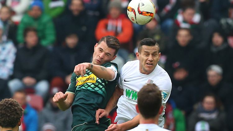 Ein Duell auf Augenhöhe lieferten sich Borussia Mönchengladbach und der FC Augsburg - stellvertretend dafür hier Granit Xhaka (l.) und Raul Bobadilla.