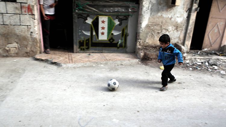 Ein Junge spielt in einer Gasse der von Rebellen besetzten Stadt Latakia.