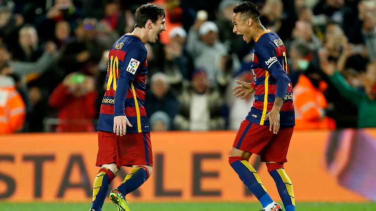 Neymar (r.) feiert zusammen mit Torschütze Messi den Ausgleich.