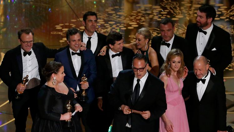 Bester Film: Das "Spotlight"-Team feiert seinen überraschenden Triumph bei der Verleihung der Oscars.