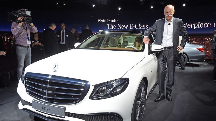 Daimler-Fahrzeuge entsprechen laut Hersteller allen Vorschriften und Normen: Daimler-Chef Dieter Zetsche, hier bei der Vorstellung der neuen E-Klasse bei der Automesse in Detroit.