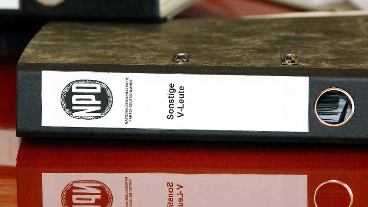 Ein erster Anlauf, die NPD zu verbieten, scheiterte daran, dass der Verfassungsschutz Spitzel in der Parteispitze hatte.