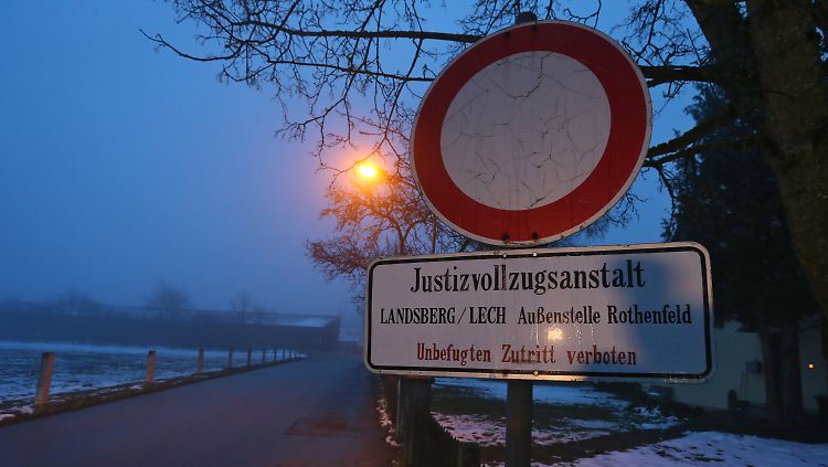 Freilassung bei Nacht und Nebel: Vor der "Außenstelle Rothenfeld" der JVA Landsberg warten Reporter vergeblich.