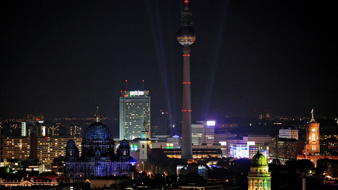 Der Berliner Dom (vorn, l.), der Fernsehturm, der Französische Dom (vorn, 2.v.r.) und das Rote Rathaus (r.) erstrahlen in bunten Farben. Über 60 Gebäude und Monumente werden während des "Festival of Lights" in Berlin bis zum 24. Oktober bunt angestrahlt.