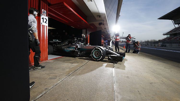 Ausrollen zum Testshowdown: Nico Rosberg in seinem Mercedes-Boliden.
