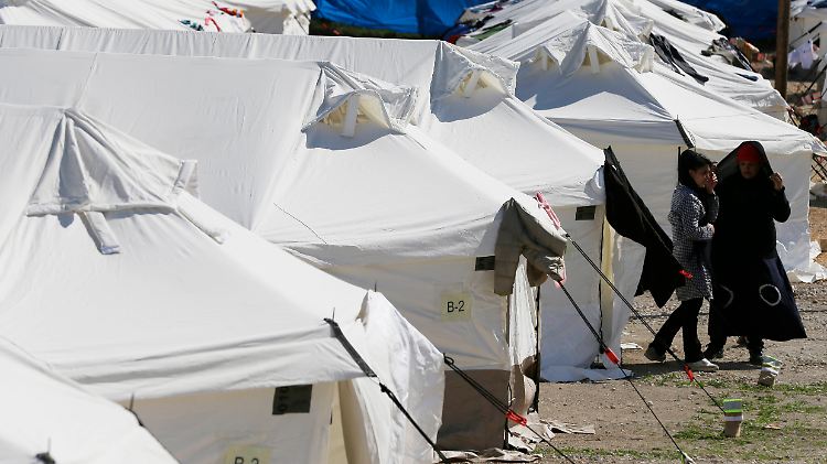 Flüchtlingslager am Rande von Athen: In Griechenland stauen sich Tausende Menschen.