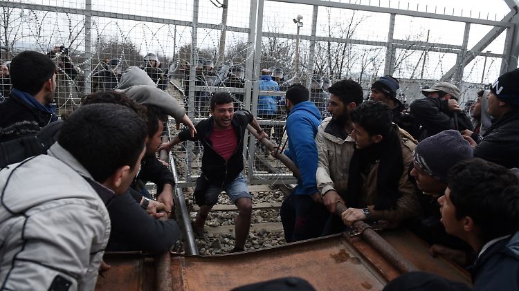 Die Flüchtlinge versuchen, den Grenzzaun zu Mazedonien zu durchbrechen.