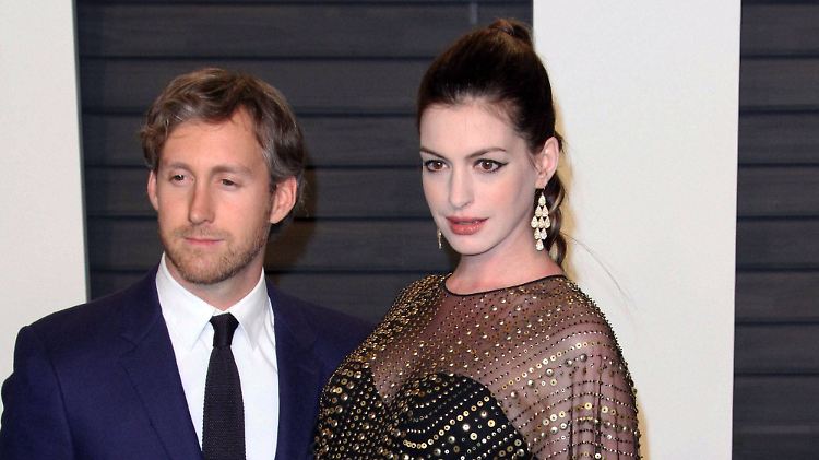 Da waren Anne Hathaway und ihr Mann Adam Shulman noch zu zweit, jetzt ist die kleine Familie zu dritt.