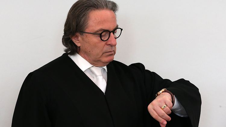 Auch Wahlverteidiiger Peter-Michael Diestel muss einsehen, dass der Verhandlungstag verlorene Zeit war.   