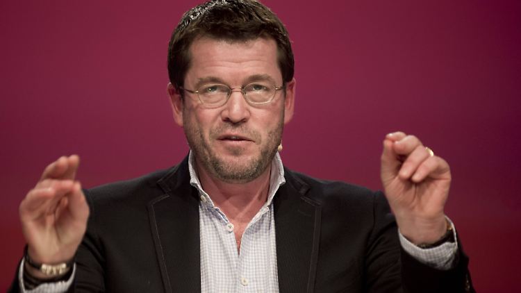 Ein gefragter Mann: Karl-Theodor zu Guttenberg, hier bei einem Auftritt im Dezember 2015 in Berlin.