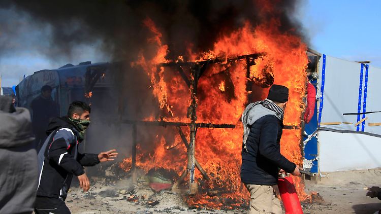 Eine der improvisierten Unterkünfte ging während der Räumung in Flammen auf.