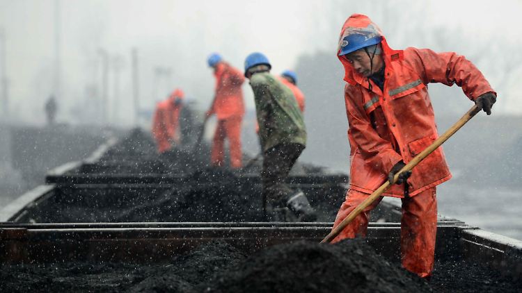 Chinas Industrie schwächelt: Die Führung in Peking reagiert und baut im Energiesektor 1,8 Millionen Stellen ab.
