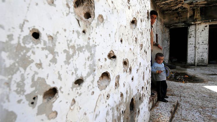 In Homs trauen sich syrische Kinder nur vorsichtig wieder auf die Straße.  