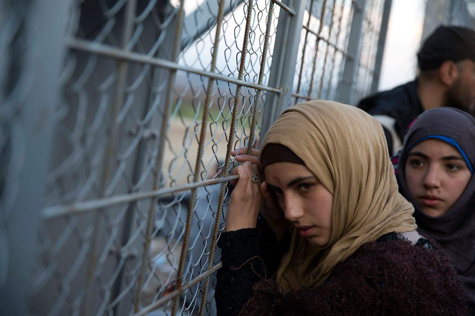 Die Grenze nach Mazedonien ist dicht. In dem kleinen griechischen Ort Idomeni harren nach Schätzungen mehr als 6000 Migranten aus.