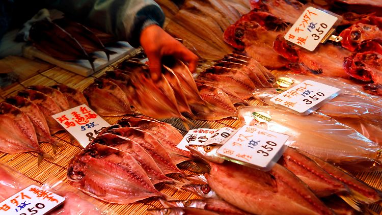 Fischstand auf dem Tsukiji-Markt in Tokio.