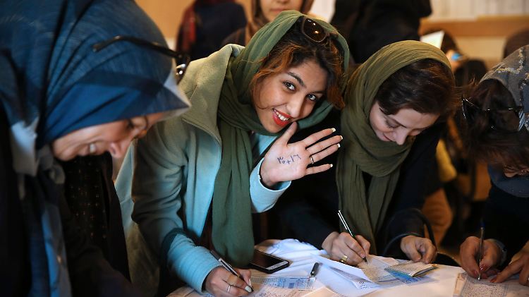 Eine Iranerin zeigt den Slogan "30+16" auf ihrer Hand: Damit ruft sie dazu auf, alle Stimmen in Parlament und Expertenrat den Reformern zu geben.