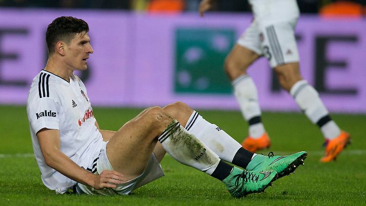 Beim Kampf um die Meisterschaft lässt Mario Gomez Duell mit dem direkten Stadtrivalen Fenerbahce Punkte.