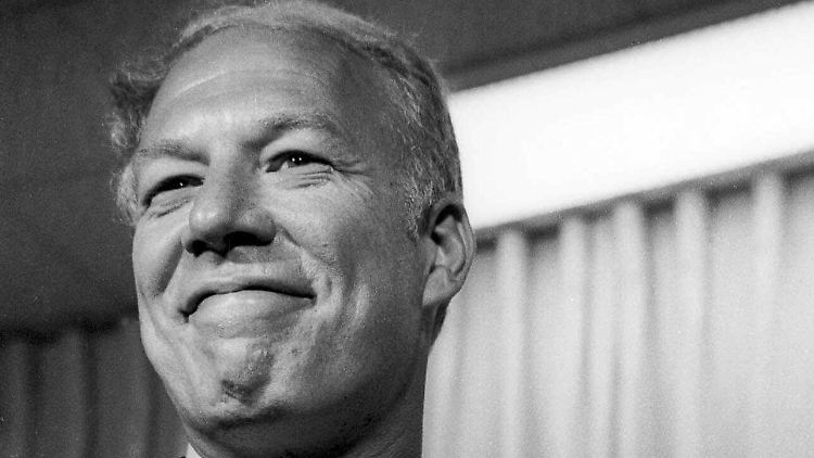 George Kennedy im Jahr 1968,, als er einen Oscar erhält.