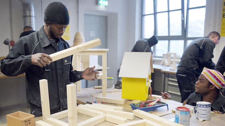 Spezielle Ausbildungsprogramme sollen Geflüchteten den Zugang zu einem Job erleichtern.