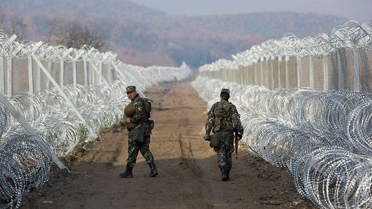 Mazedonische Soldaten überwachen die Grenze.