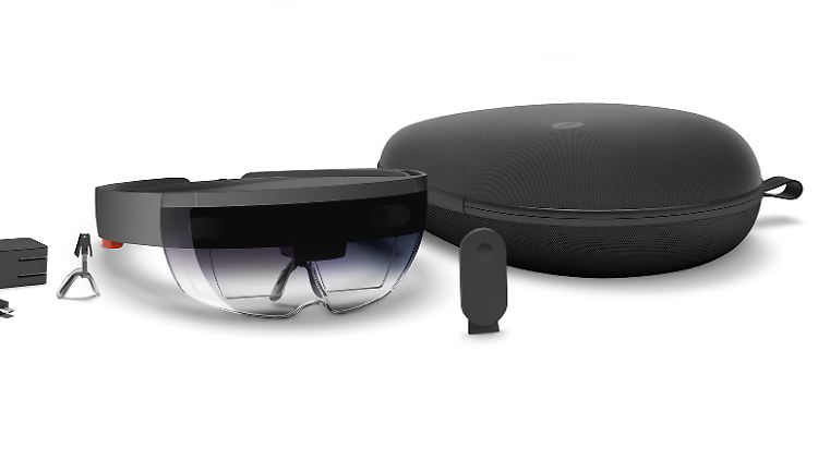 Die HoloLens wird mit Ladeteil, Extra-Nasenbügel, Transporttasche und "Clicker" ausgeliefert. Das kleine Accessoir dient in Interaktionen zum Auswählen, Scrollen oder Stoppen.