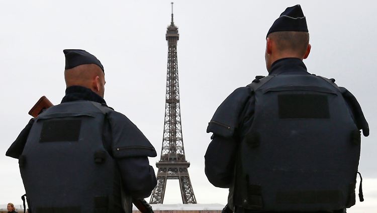 In Frankreich herrscht weiterhin der Ausnahmezustand, der den Behörden viele sonderrechte einräumt.