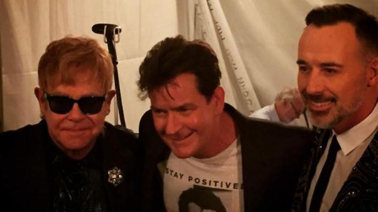 Mit seinem T-Shirt sammelt Charlie Sheen (M.) Geld für die Aids-Stiftung von Elton John (l.).