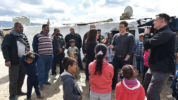 n-tv Moderator Constantin Schreiber in einem Flüchtlingslager im Libanon