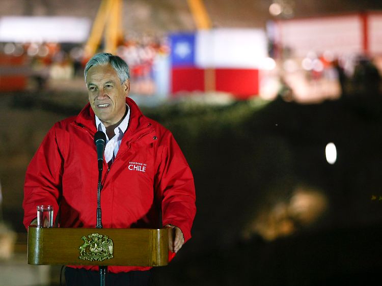 Präsident Sebastian Piñera begrüßte jeden einzelnen Bergmann - und hielt danach eine emotionale Rede.