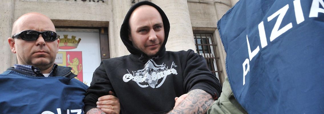 Rädelsführer: Die italienische Polizei nimmt den Serben Ivan Bogdanov fest, der die Krawalle angezettelt haben soll.