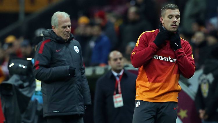 Der eine geht, der andere bleibt: Mustafa Denizli und Lukas Podolski.
