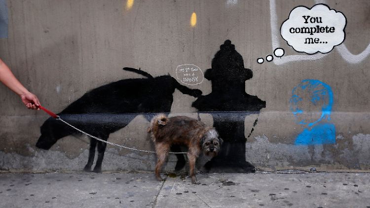 Wildpinkeln für alle - dieser Hund machte davon illegalerweise schon vorher an diesem Graffito von Banksy Gebrauch.
