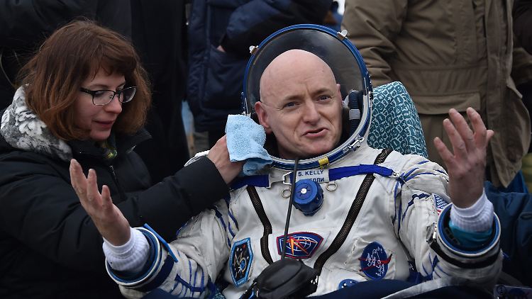 Scott Kelly hat trotz einer unsanften Landung in der kasachischen Steppe gute Laune.