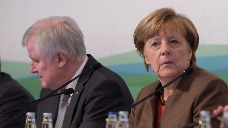 Das Verhältnis der Parteichefs Merkel und Seehofer ist seit Längerem belastet. Merkel sitzt Angriffe des anderen in der Regel aus.