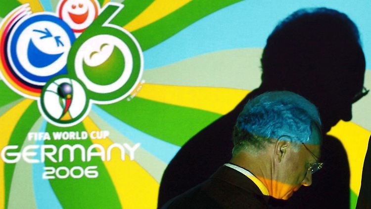 Ex-DFB-Präsident Niersbach und Beckenbauer stehen im Zentrum der Ermittlungen.